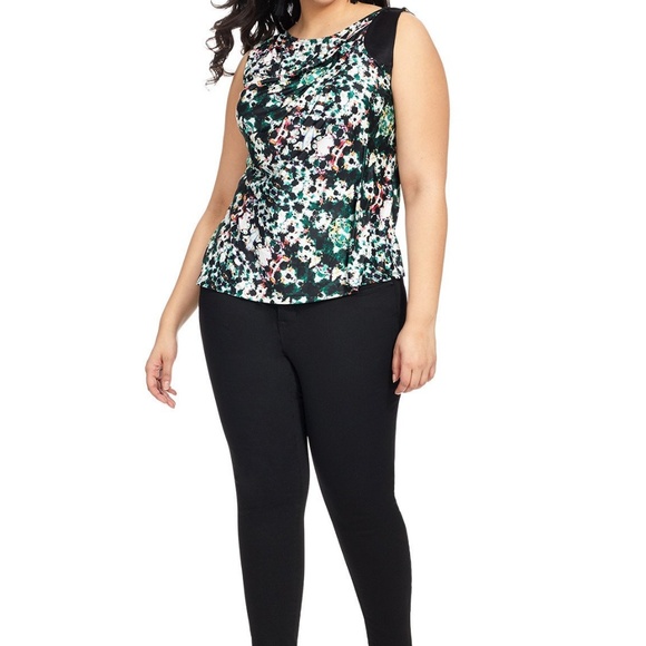 ❗5 For $2️⃣5️⃣ Bundle Sale❗️ Abstract Printed Scoop-Neck Top - Picture 2 of 3